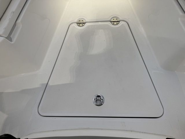 2026 Everglades 253 Center Console - 36