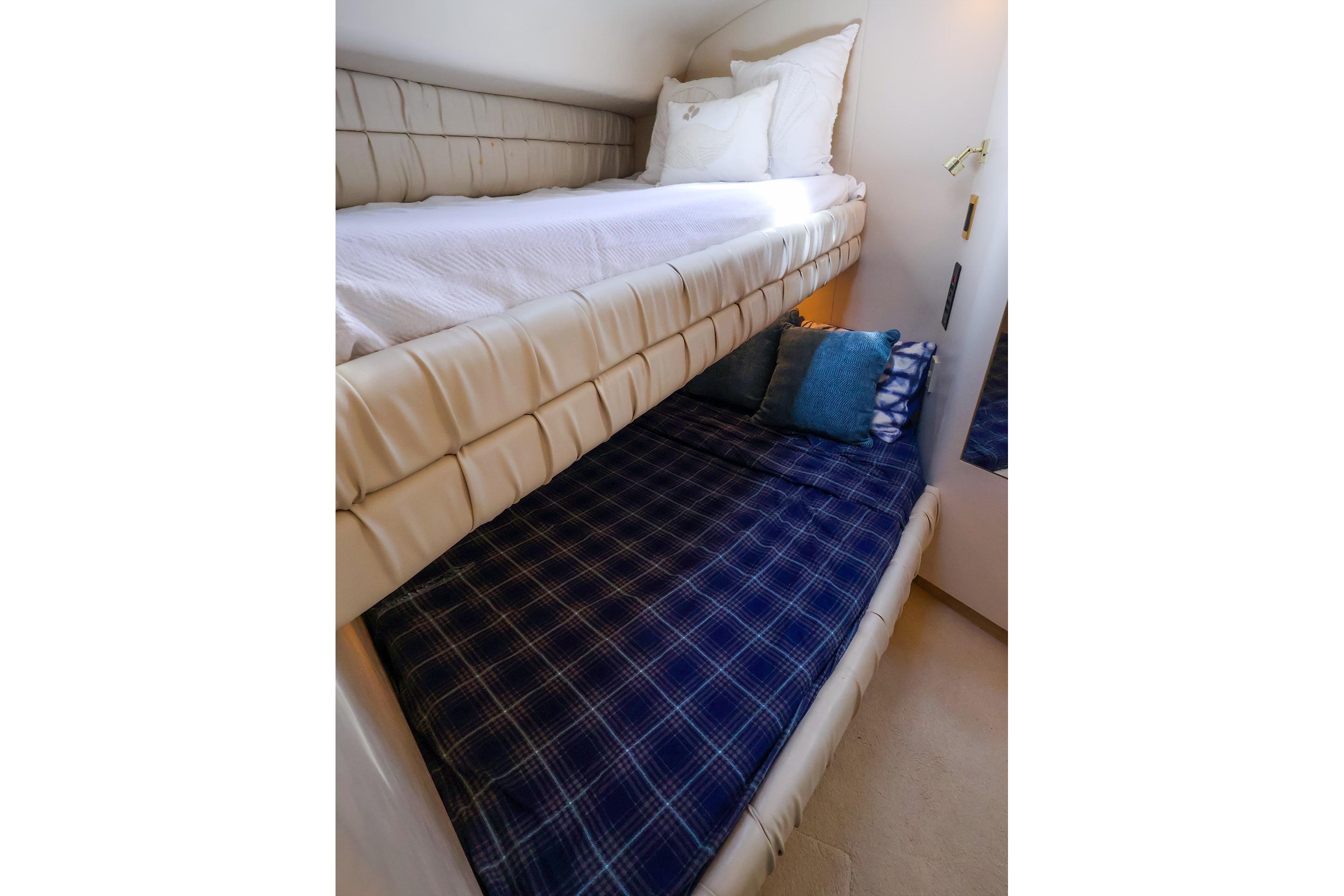 Bunk beds in 1998 Sea Ray 500 Sundancer yacht cabin, featuring cozy bedding and pillows.