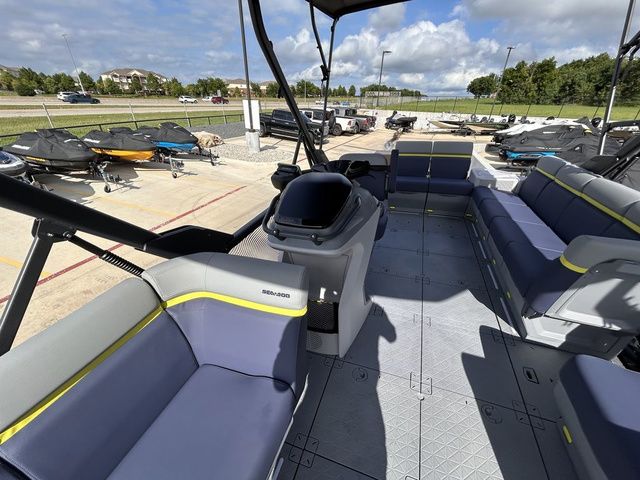 2026 Sea-Doo Switch Cruise Limited™ 21 - 300 hp - Double Bimini - 10