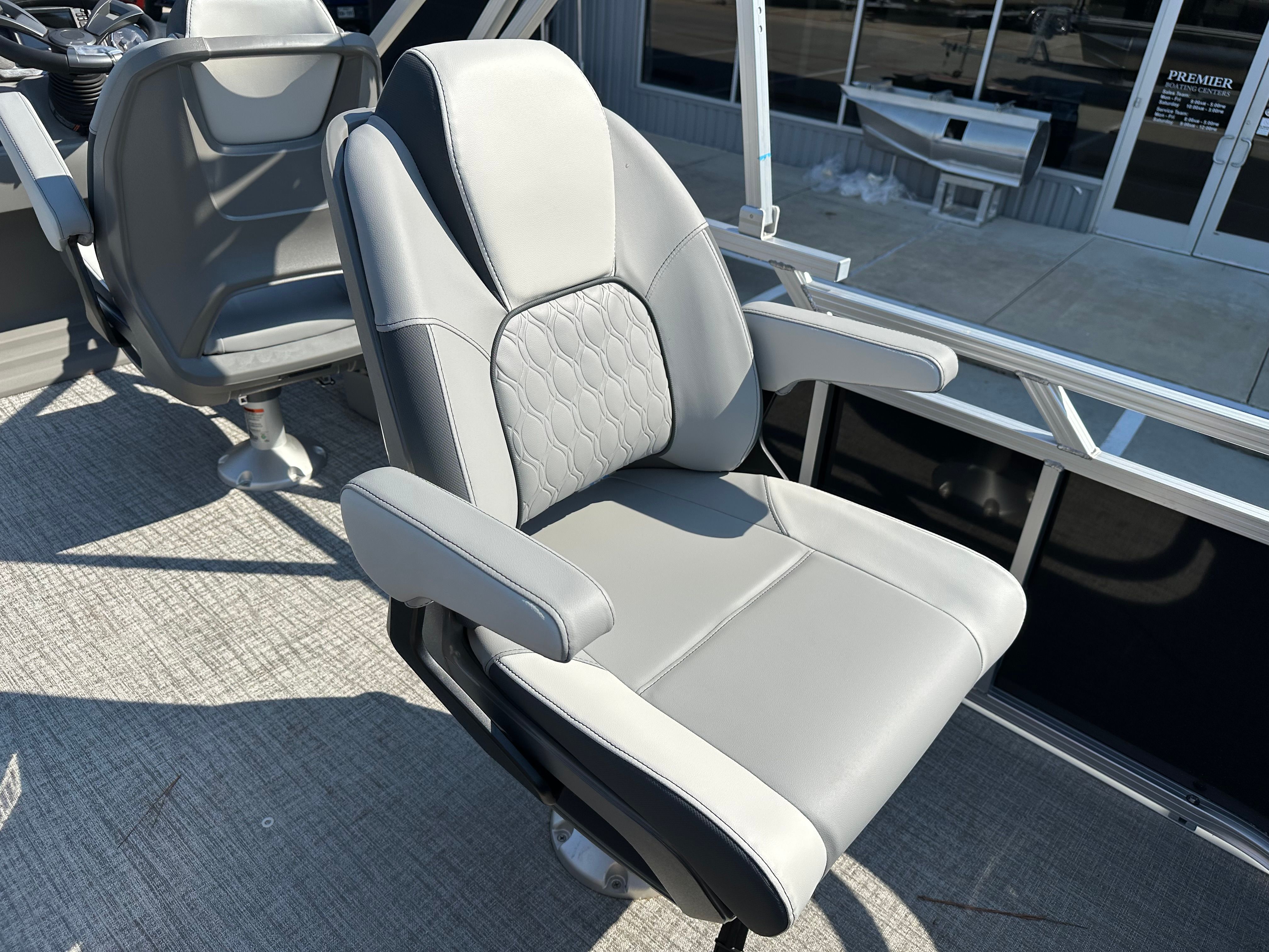 2025 Avalon Venture Rear Fish - 21' - 18