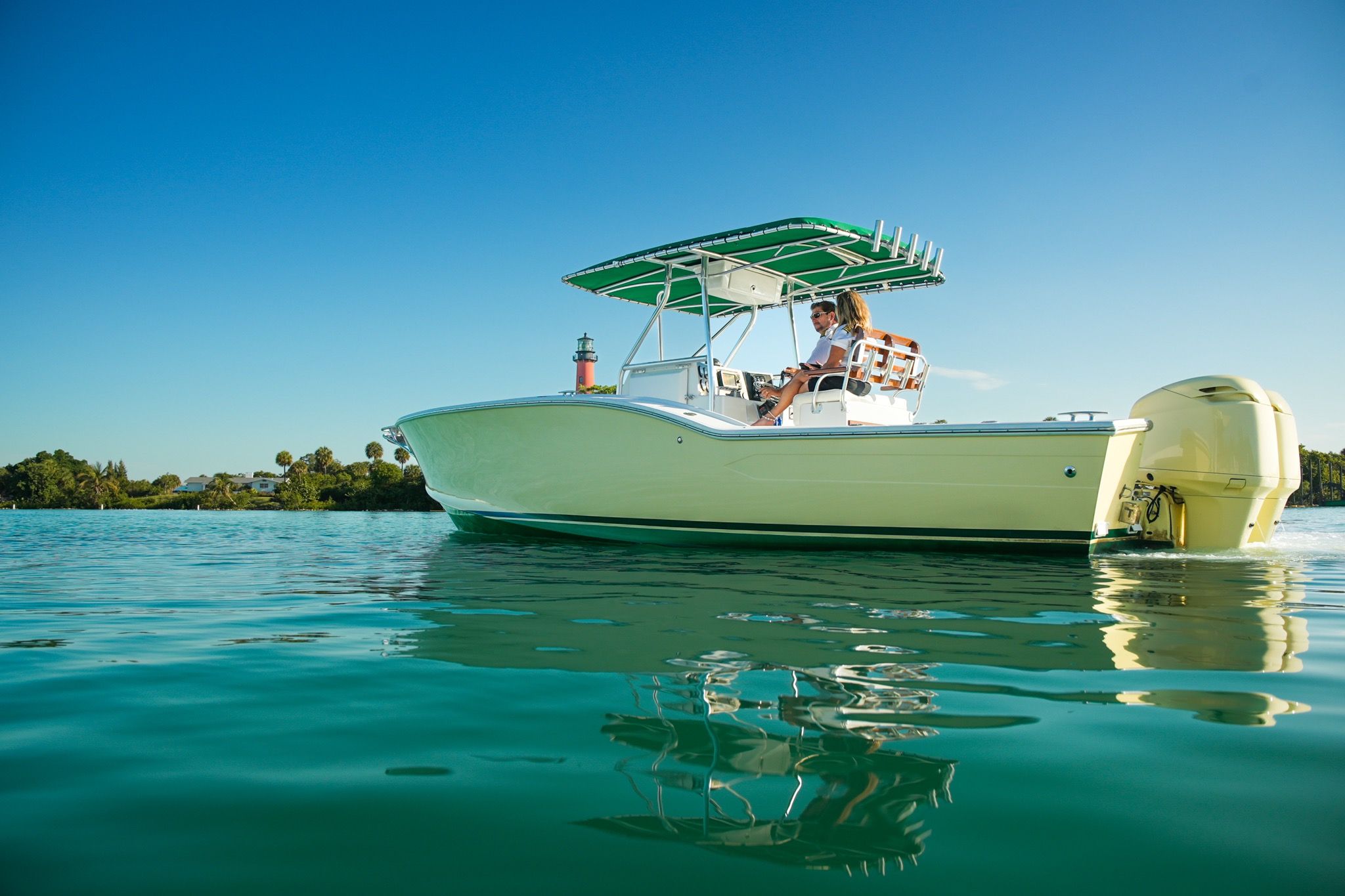 1985 Ocean Master 28 boat on calm water.