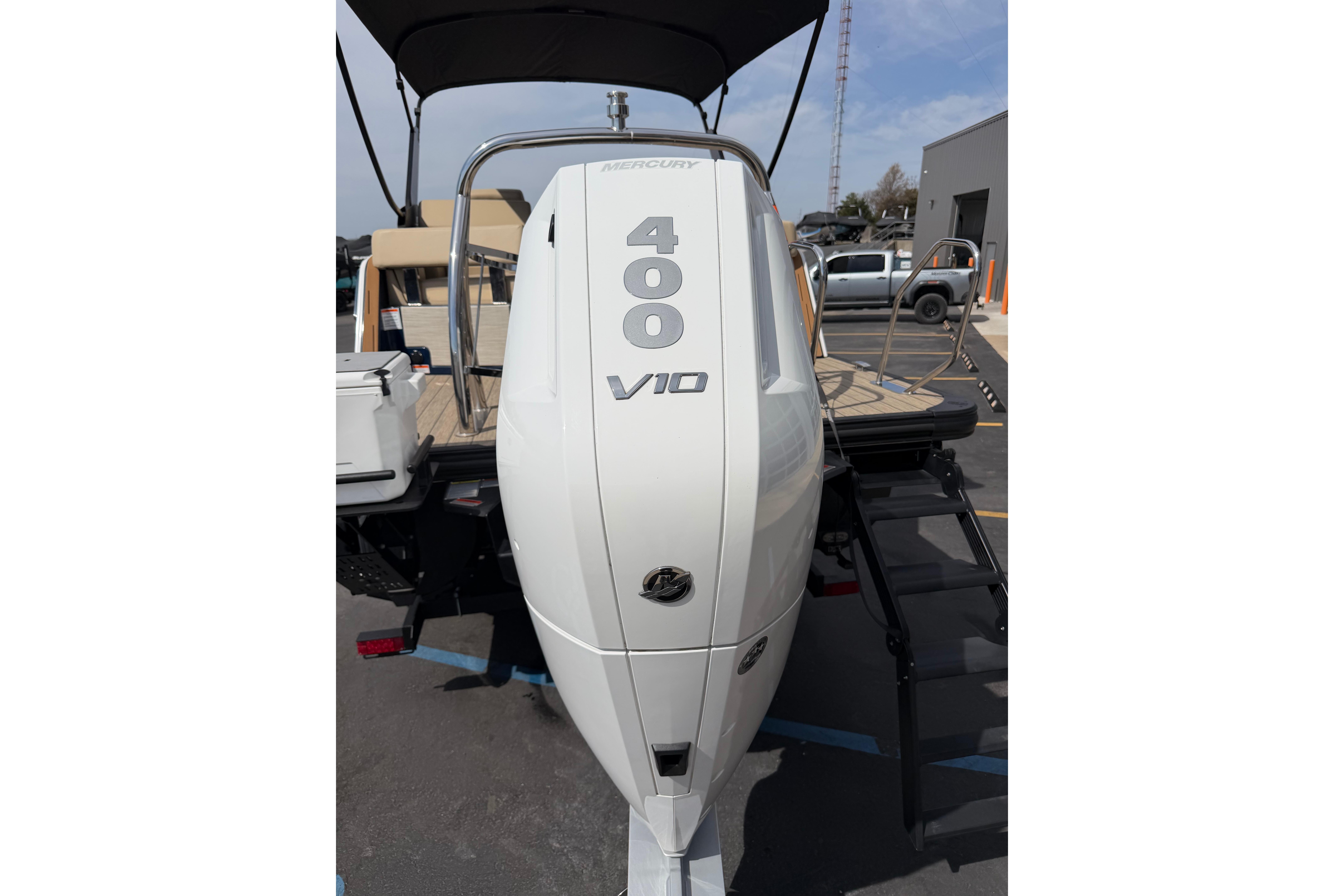 Outboard motor on Balise HORIZON26C boat, 2025 model, featuring Mercury 400 V10 engine.