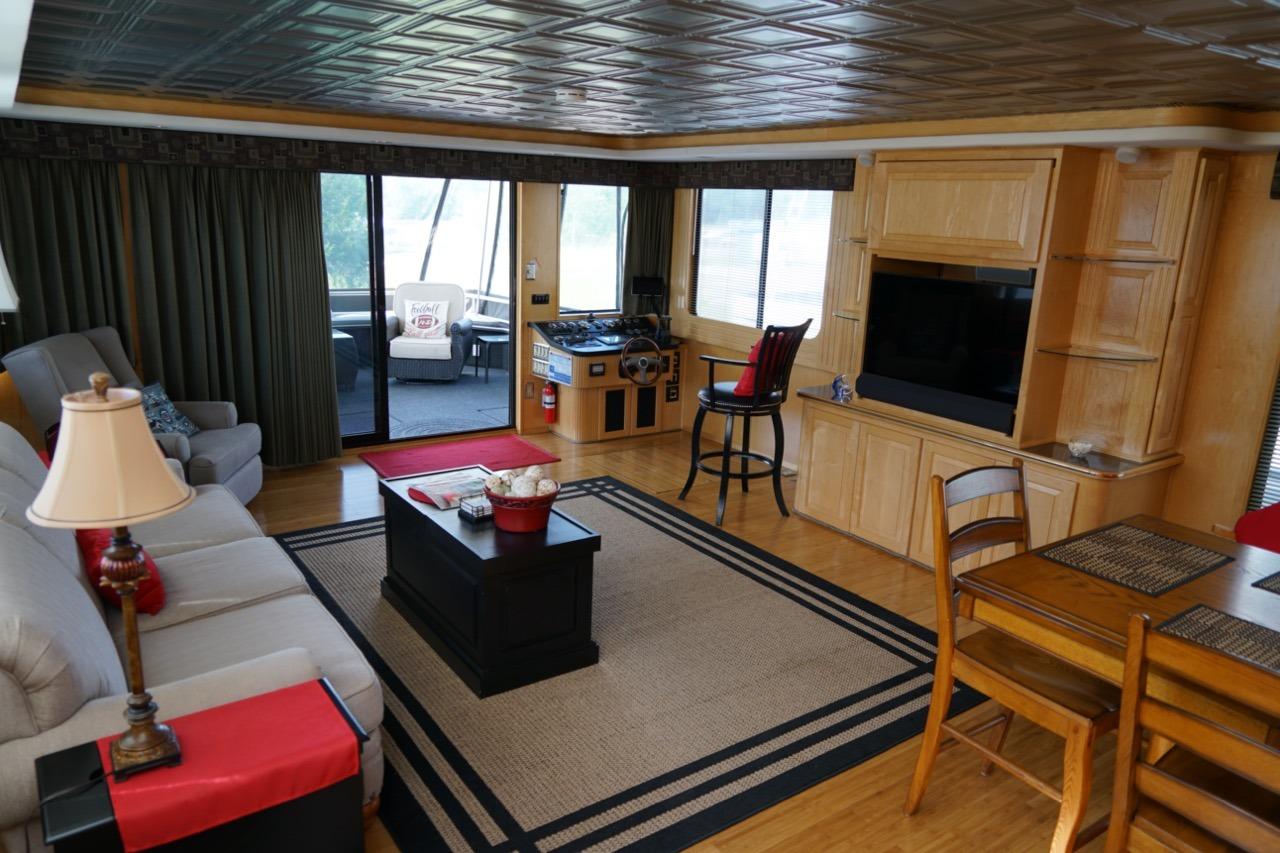 Luxurious 2000 Stardust Cruisers houseboat interior with cozy living area and modern amenities.