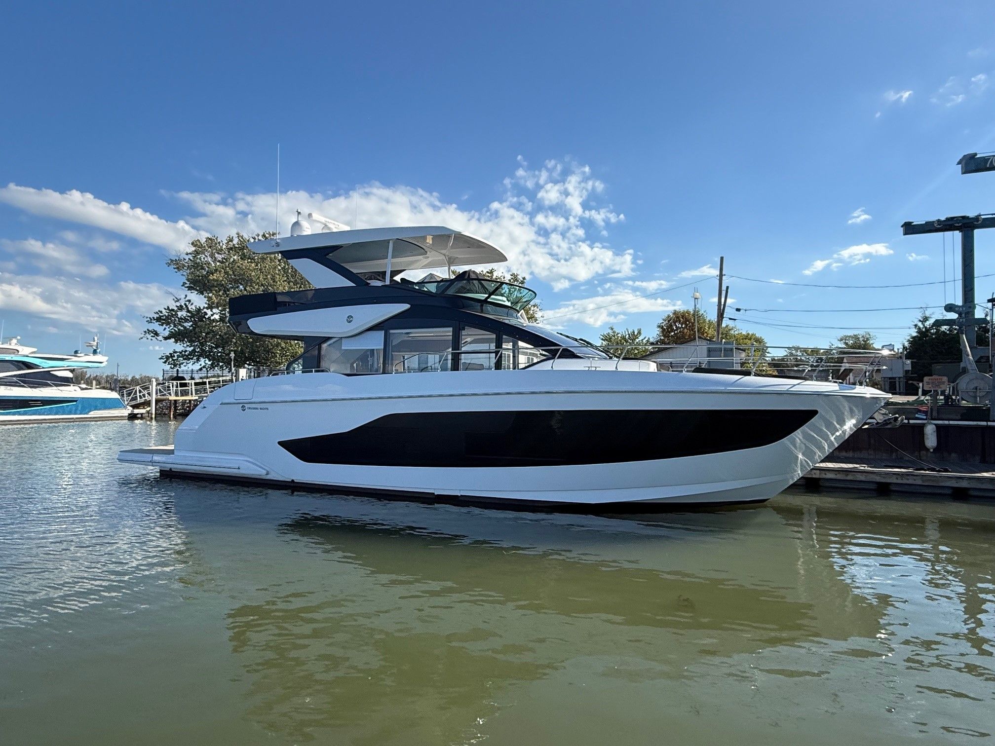 2026 Cruisers Yachts 57 Fly