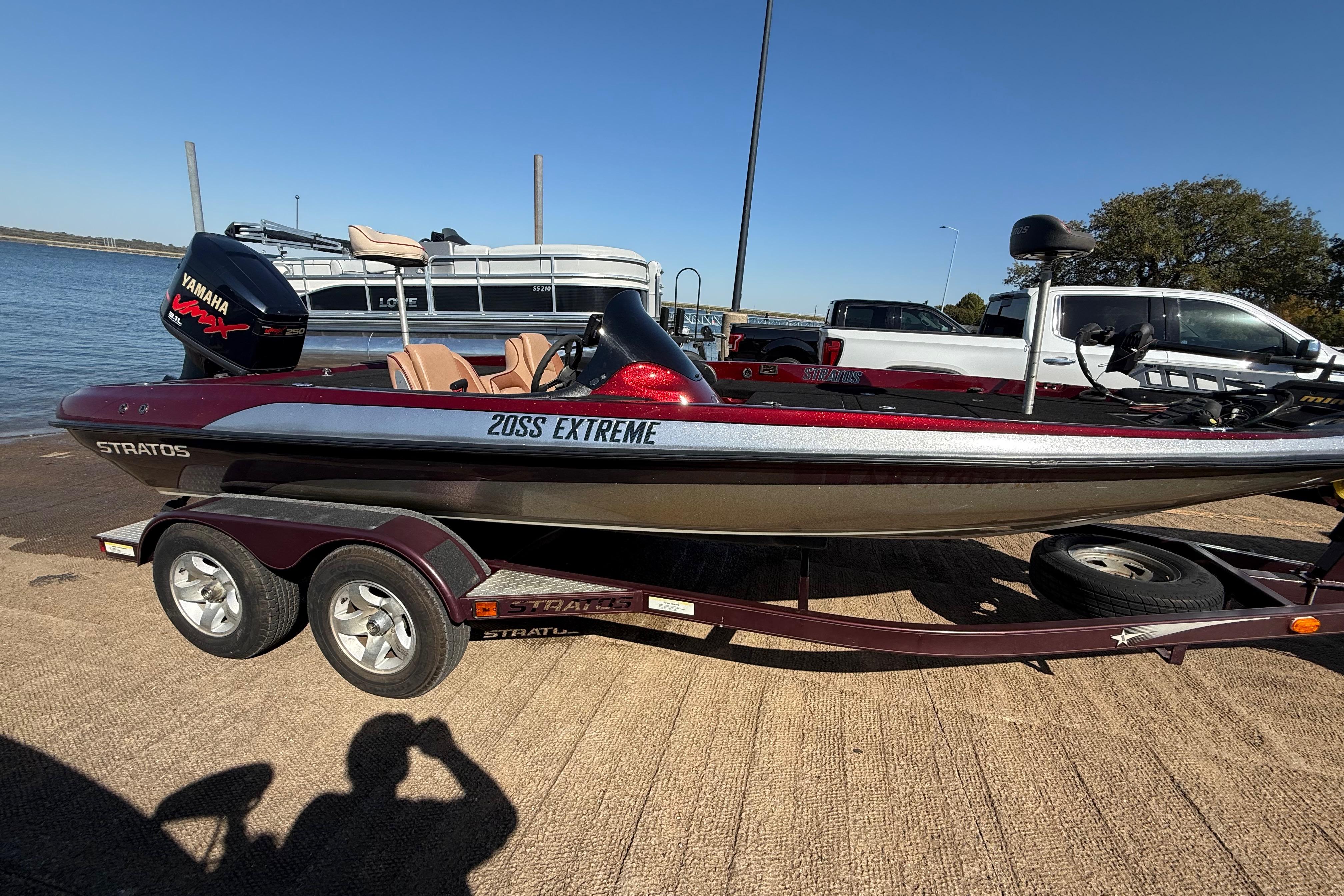 2000 Stratos 20SS Extreme boat on trailer by the water, featuring Yamaha VMAX engine.