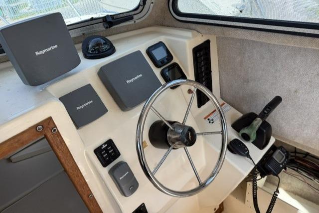Steering console of 2006 Parker 2520 SL Sport Cabin with Raymarine electronics.