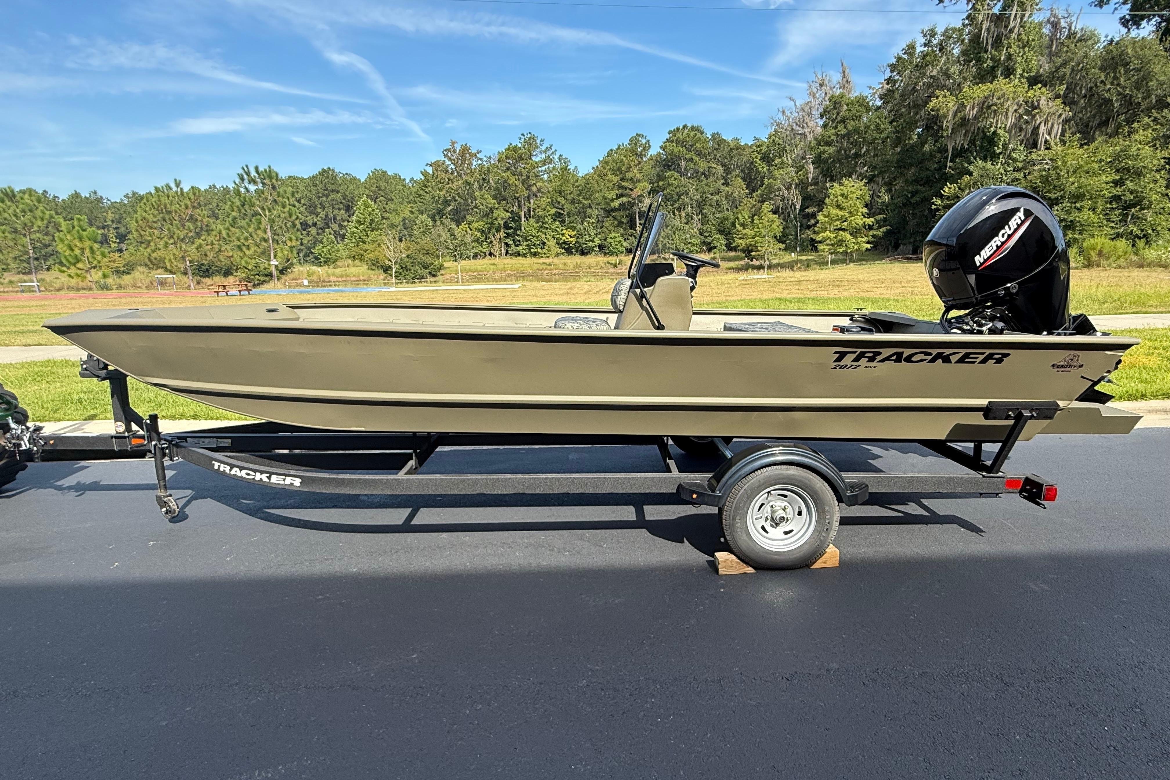 2026 Tracker Grizzly 2072 CC