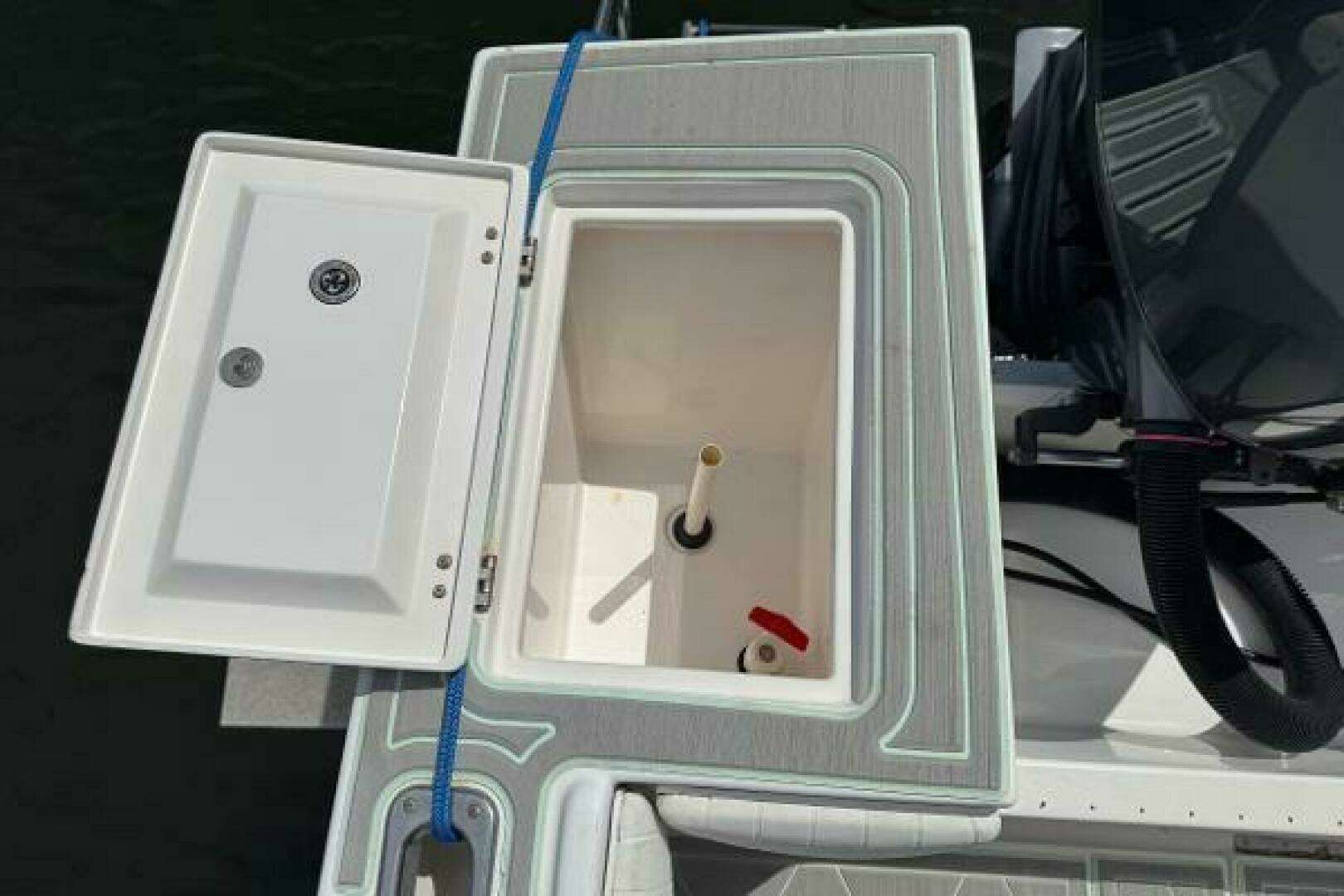 2005 Regulator 23 Center Console - Image 19
