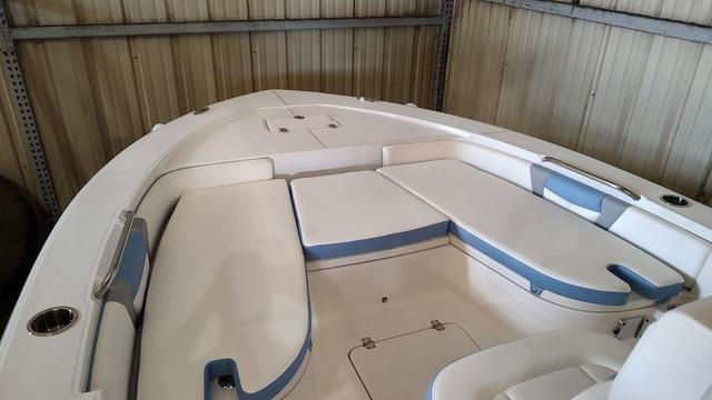 2025 Robalo 226 Cayman - 9