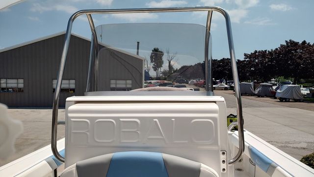 2025 Robalo 226 Cayman - 18
