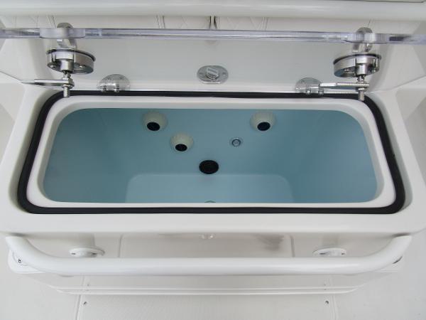 2024 Ranger 2360 Bay livewell with aeration system.