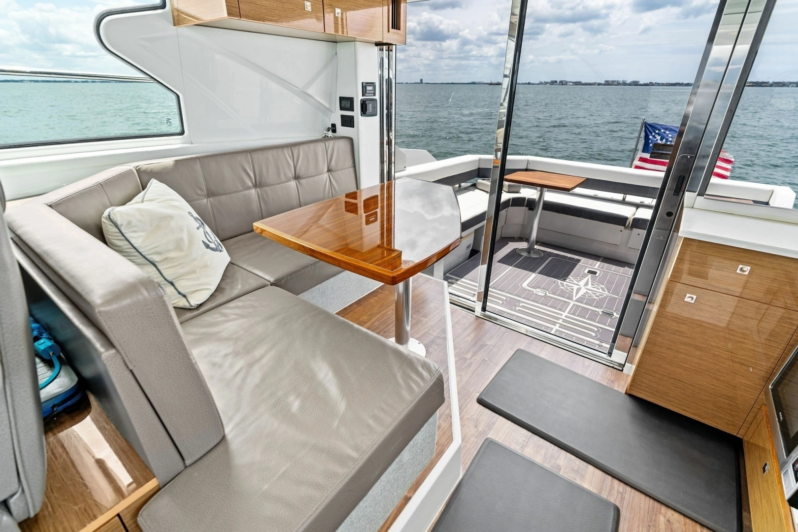 2019 Cruisers Yachts 42 Cantius - Image 19