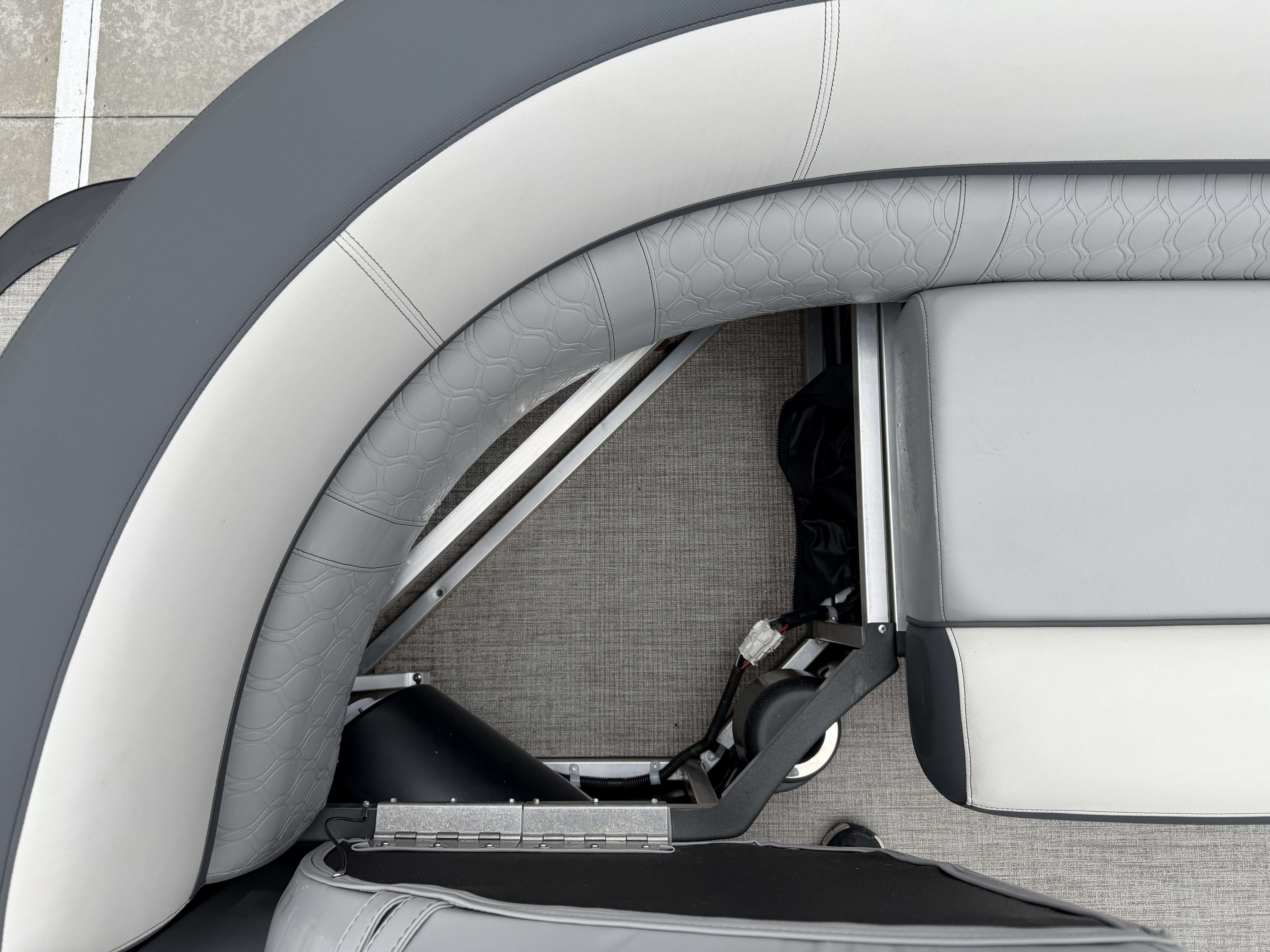 2025 Avalon LSZ Versatile Rear Bench - 25' - 12