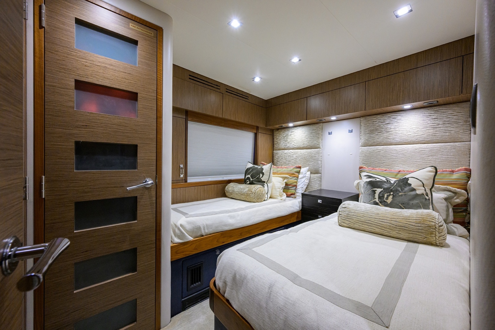 2013 Hatteras 80 Motor Yacht - Image 38