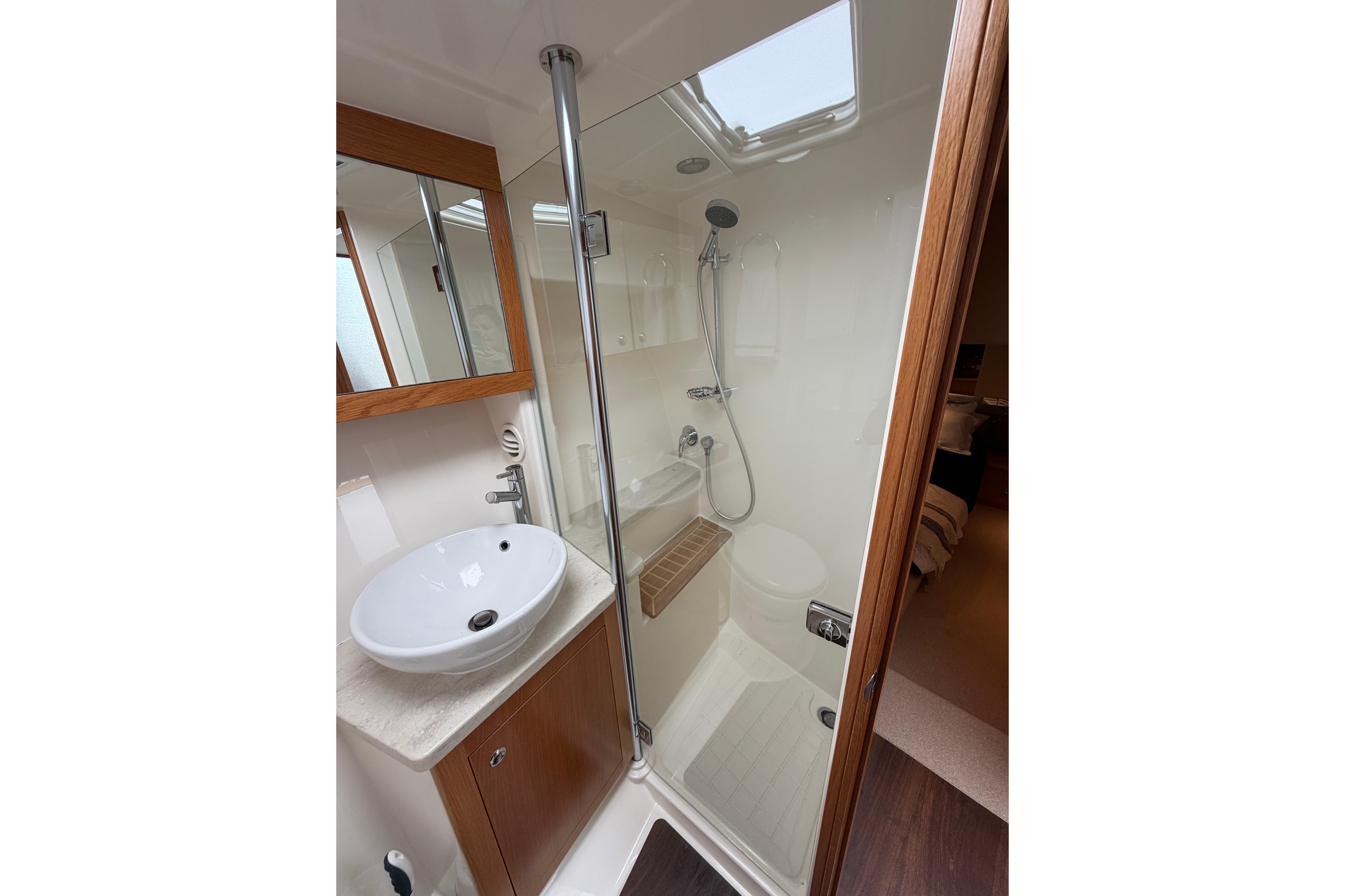 Guest/Day head shower