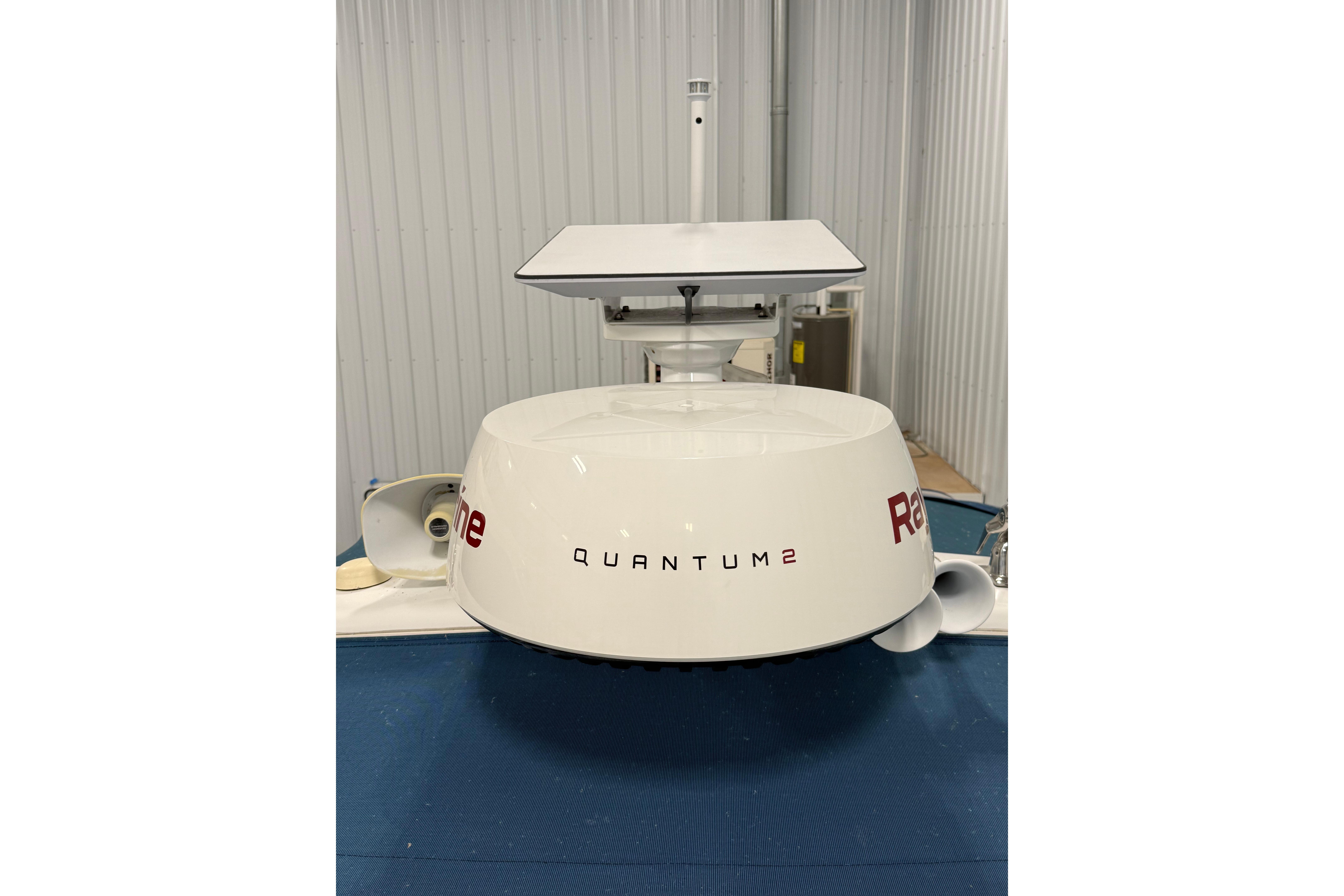 Radar equipment on a 2004 Formula 34 Performance Cruiser boat.