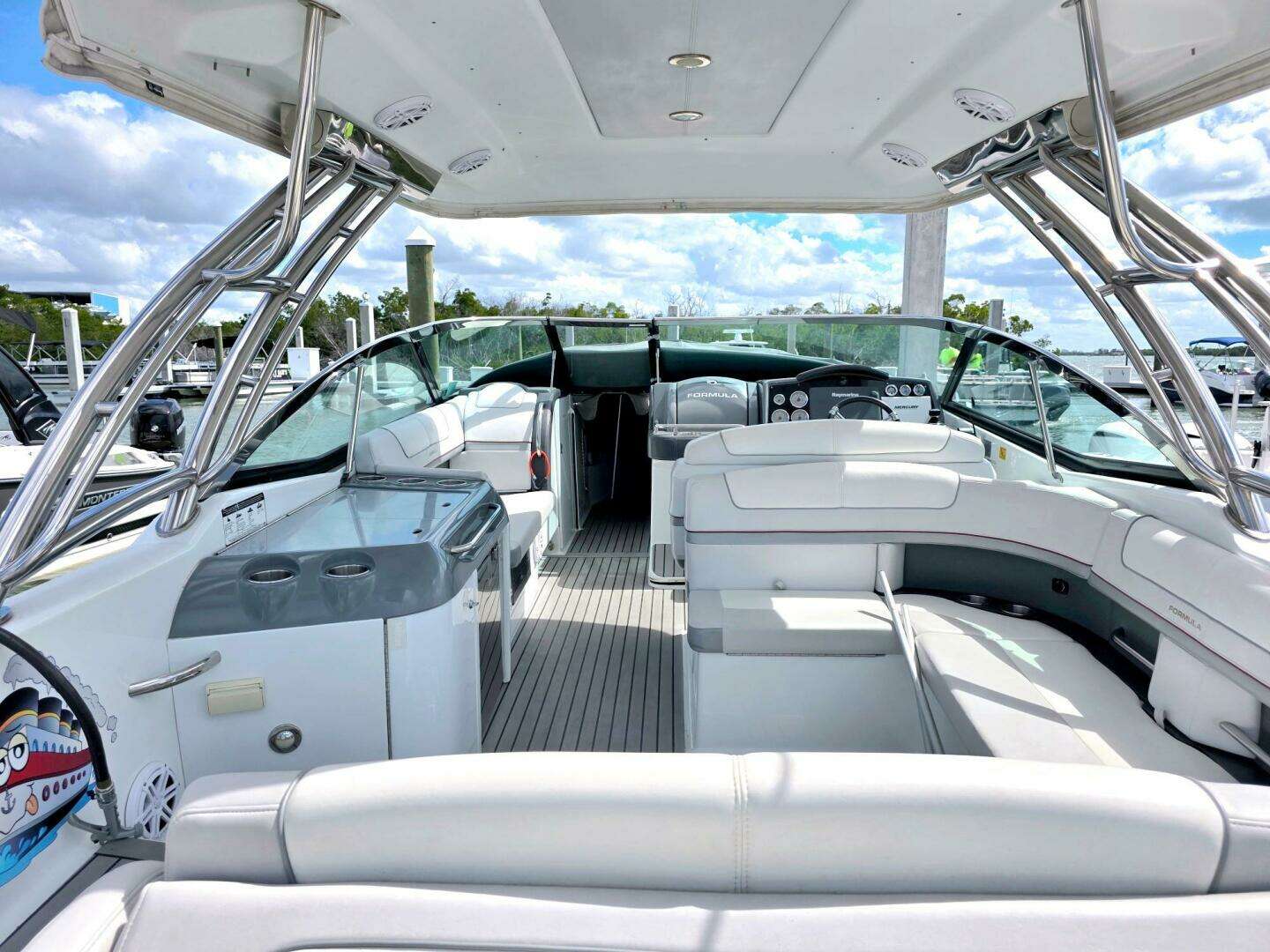 2015 Formula 350 Crossover Bowrider - Image 13