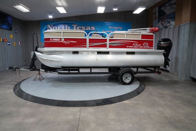 2017 Sun Tracker Party Barge 18 DLX