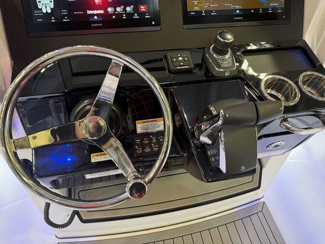 2026 Everglades 285 Center Console - 24