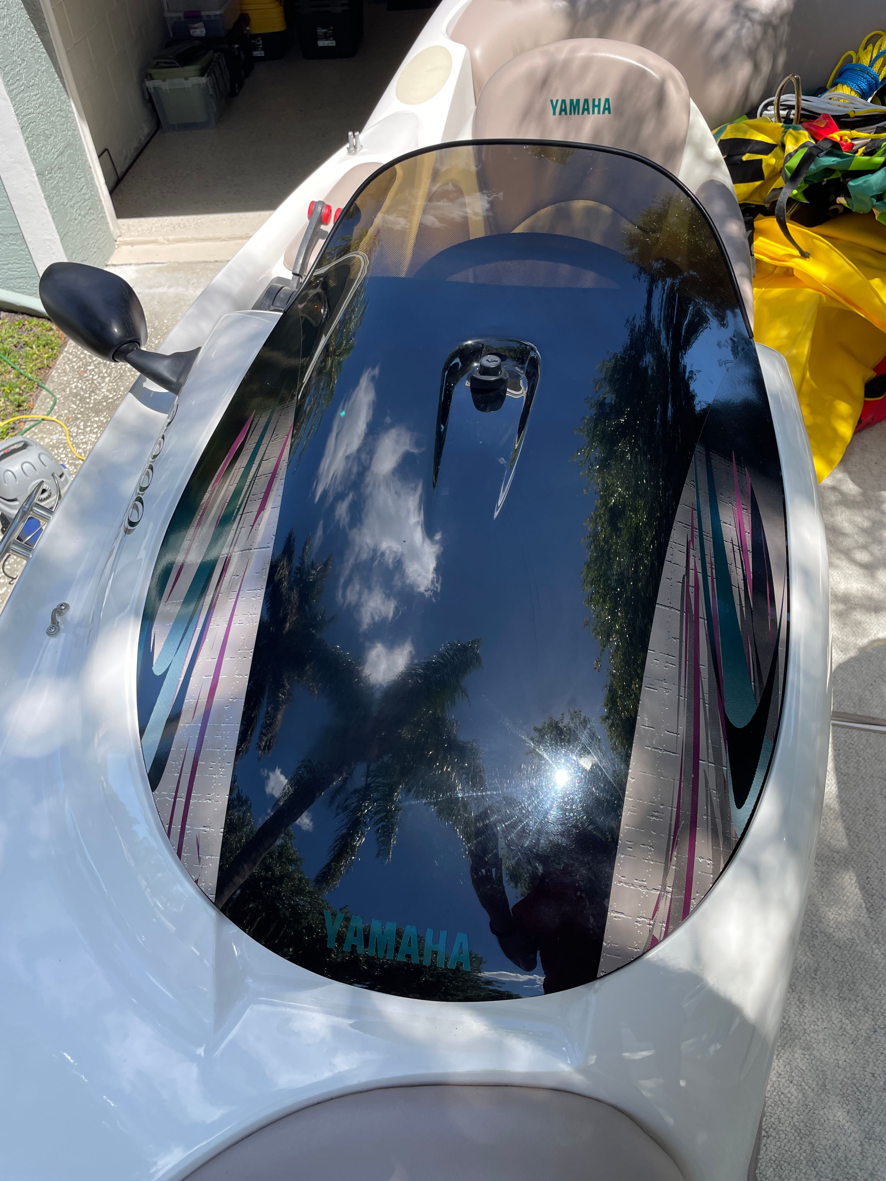 2000 Yamaha LS2000 boat with glossy deck and reflection.