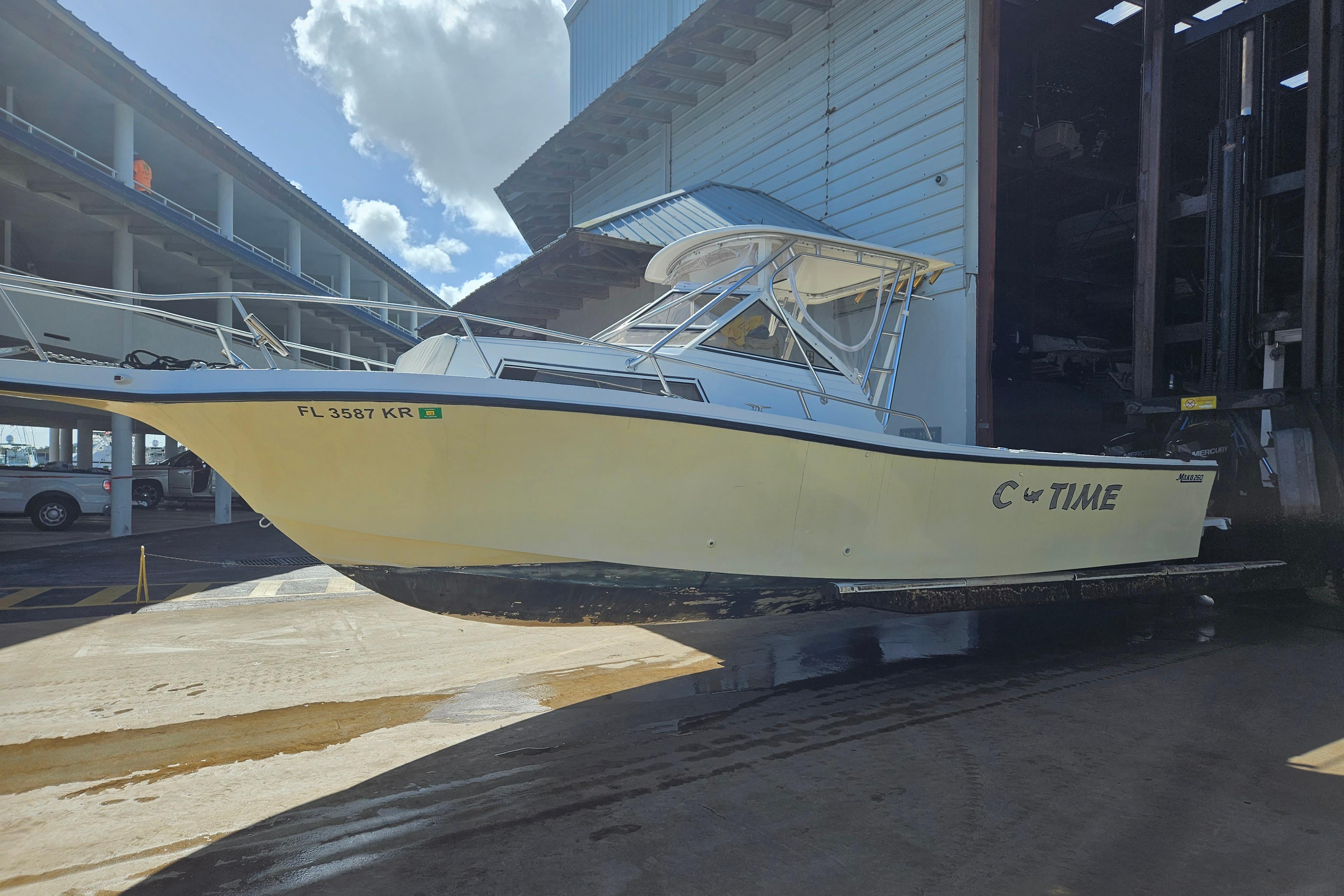 1989 Mako 260 Walk Around