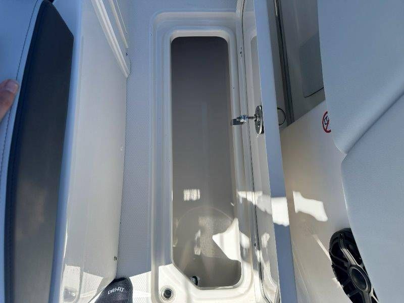 2026 Robalo R300 Center Console - 35