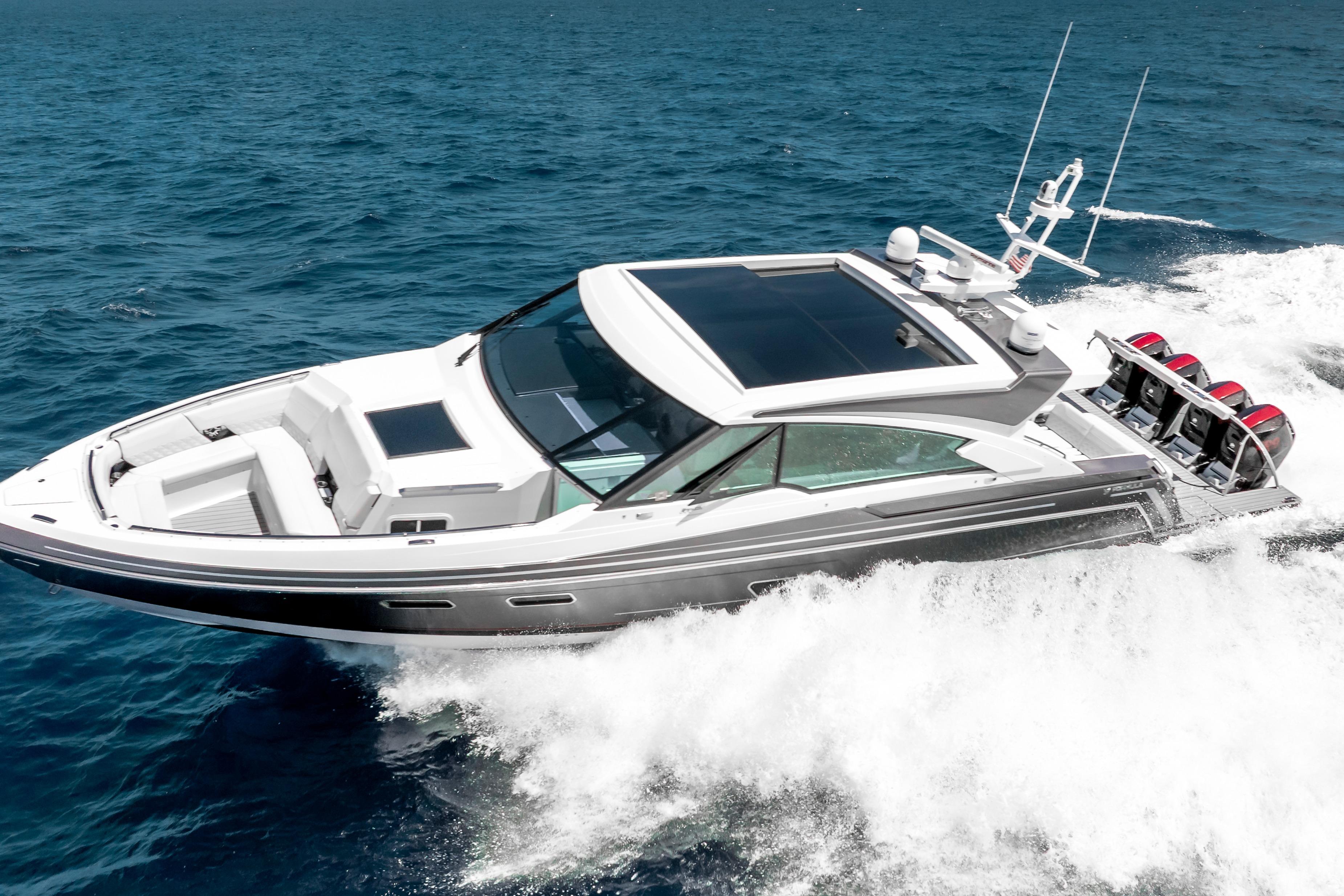 2022 Formula 500 Super Sport Crossover cruising on open water.