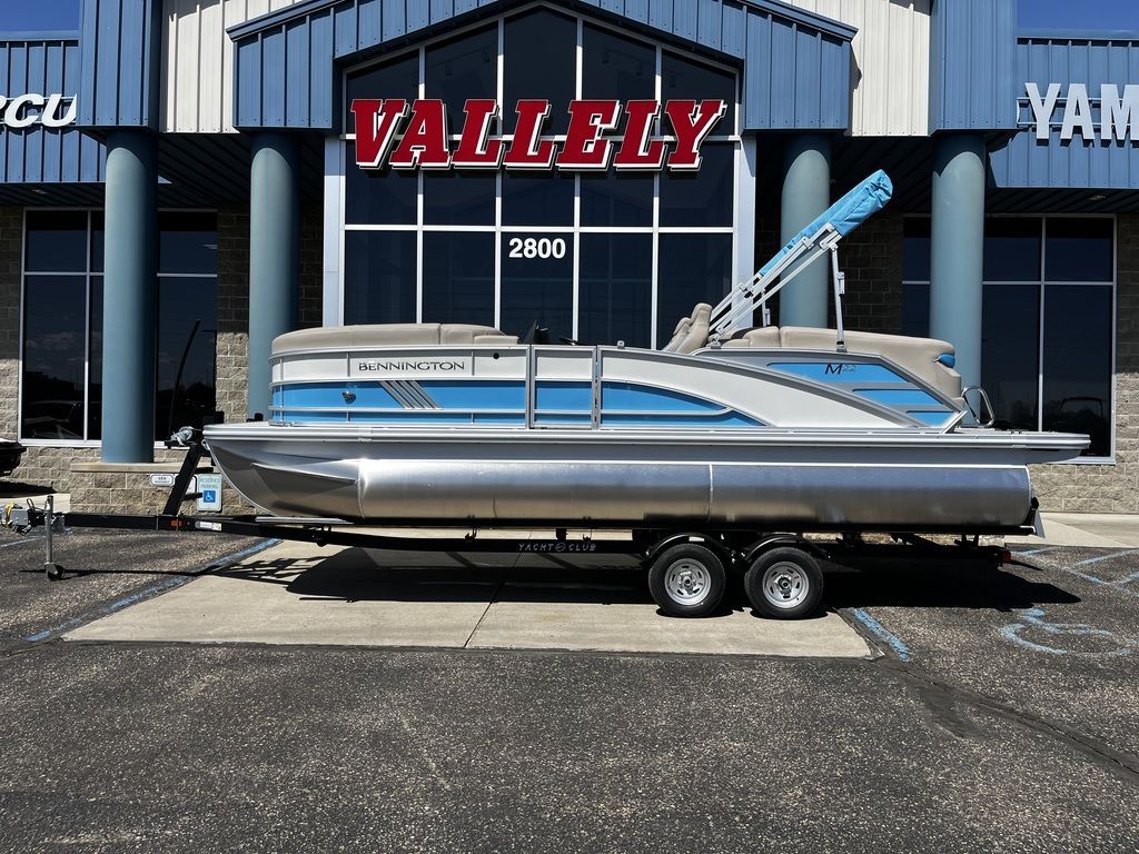 2025 Bennington 22 M Fastback - Quad Bench
