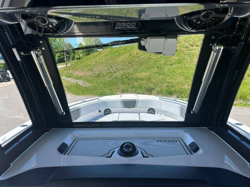 2026 Robalo R300 Center Console - 45