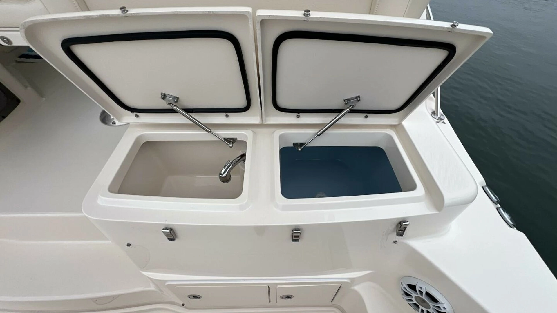 2018 Grady-White 370 Express - Image 21