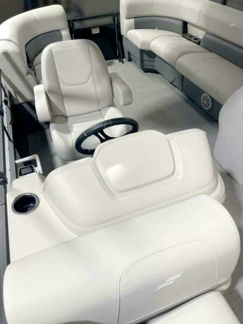 2024 Vision WX Tritoon - Image 12