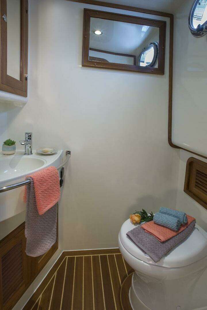 2026 Helmsman Trawlers 38E Pilothouse - Image 37