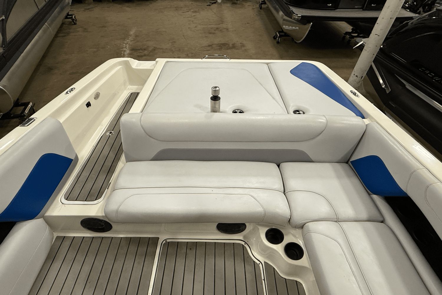 2004 Centurion Avalanche C4 boat interior with white and blue seating.