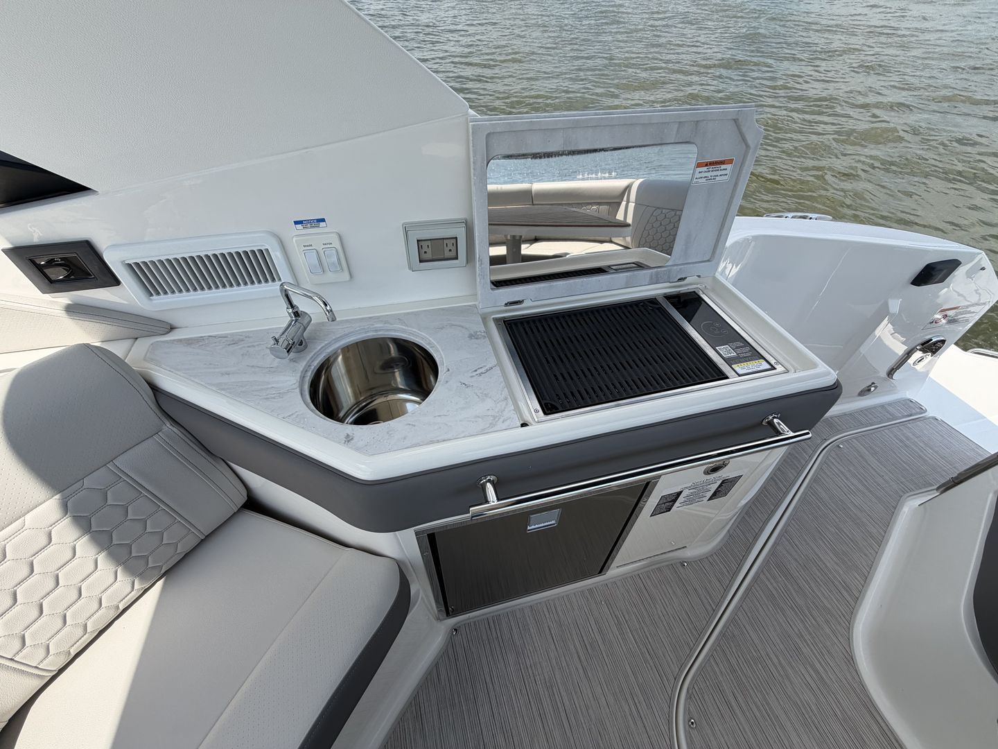 2026 Sea Ray Sundancer 320 Outboard - 54
