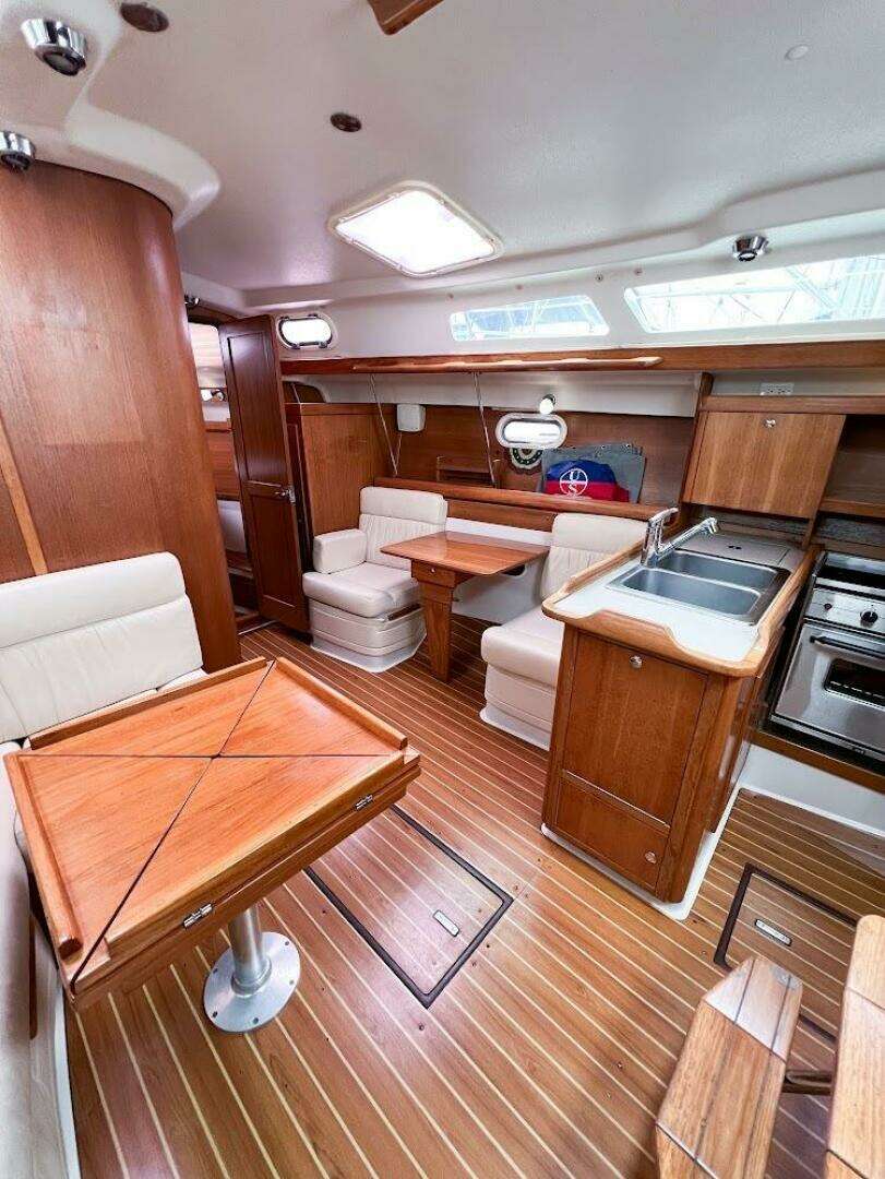 2007 Catalina 350 MK II - Image 15