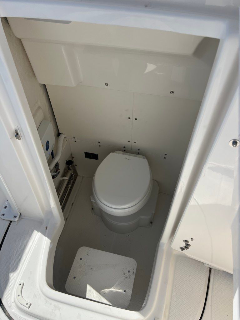 2025 Robalo 250 Center Console - 14