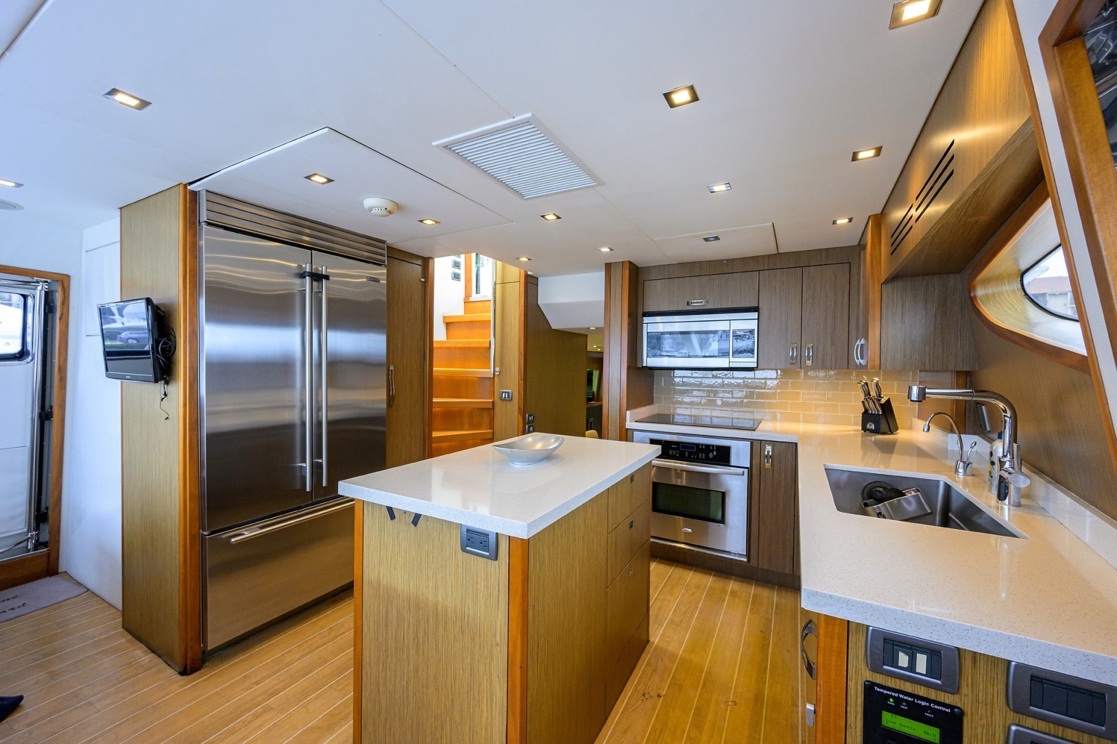 2013 Hatteras 80 Motor Yacht - Image 14