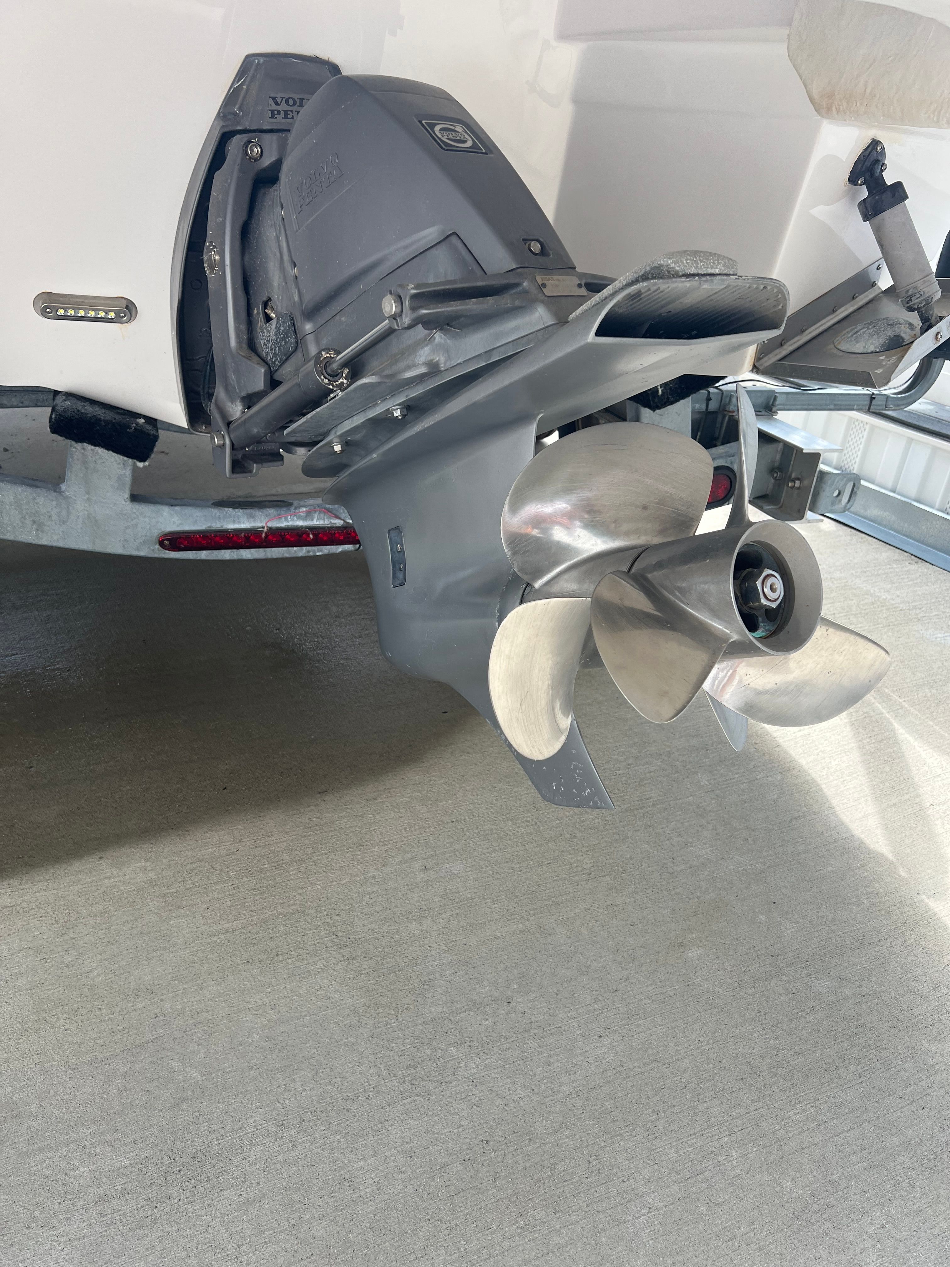 2014 Regal 24 FasDeck RX boat motor and propeller