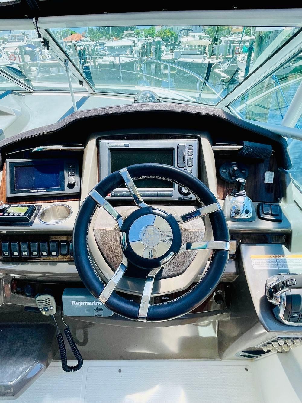 2012 Cruisers Yachts 350 Express - 11