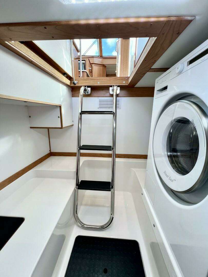 2027 Sabre 43 Salon Express - Image 26