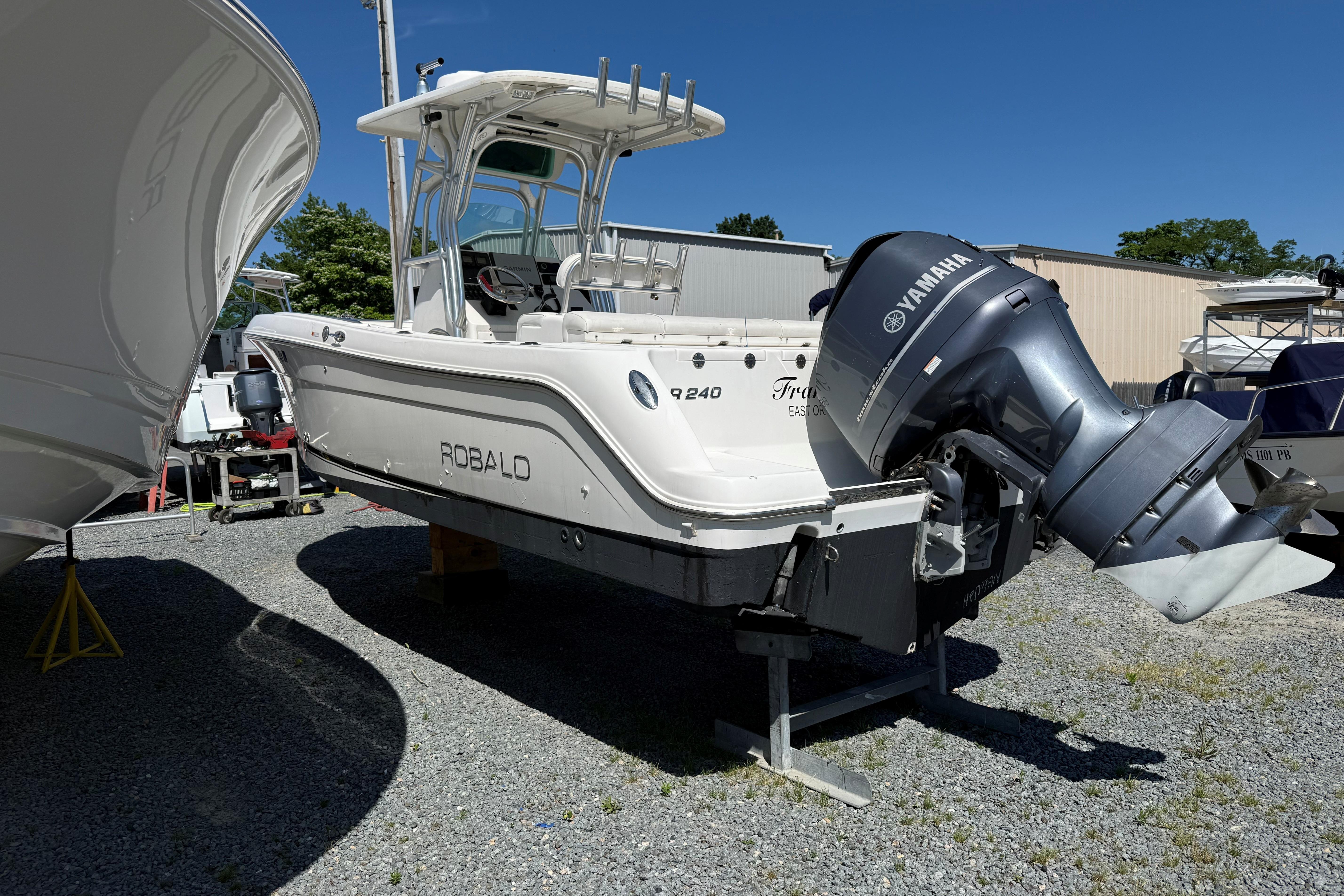 2009 Robalo R240 Center Console boat with Yamaha outboard motor on display.