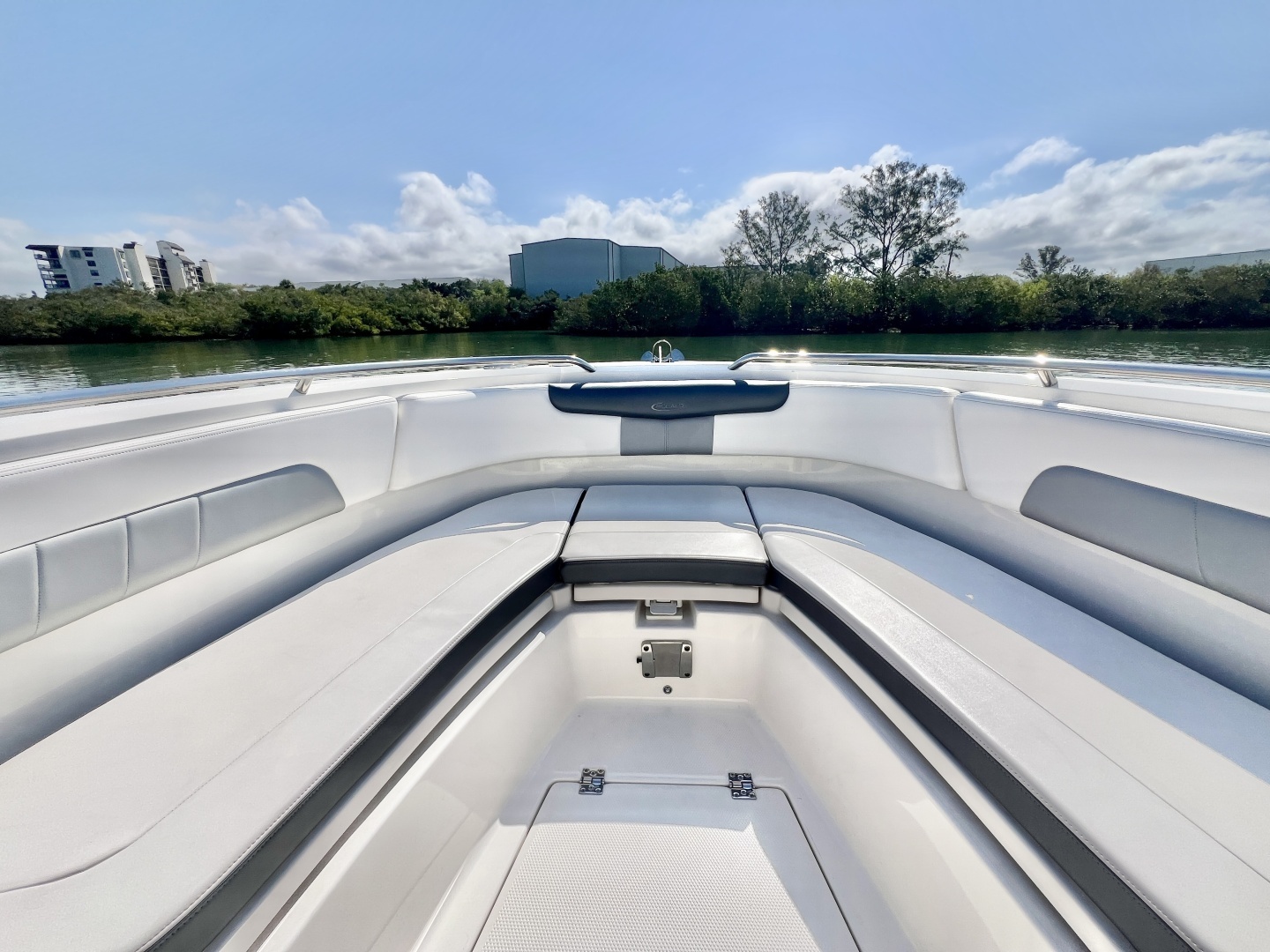 2021 Robalo R242 Explorer - Image 24