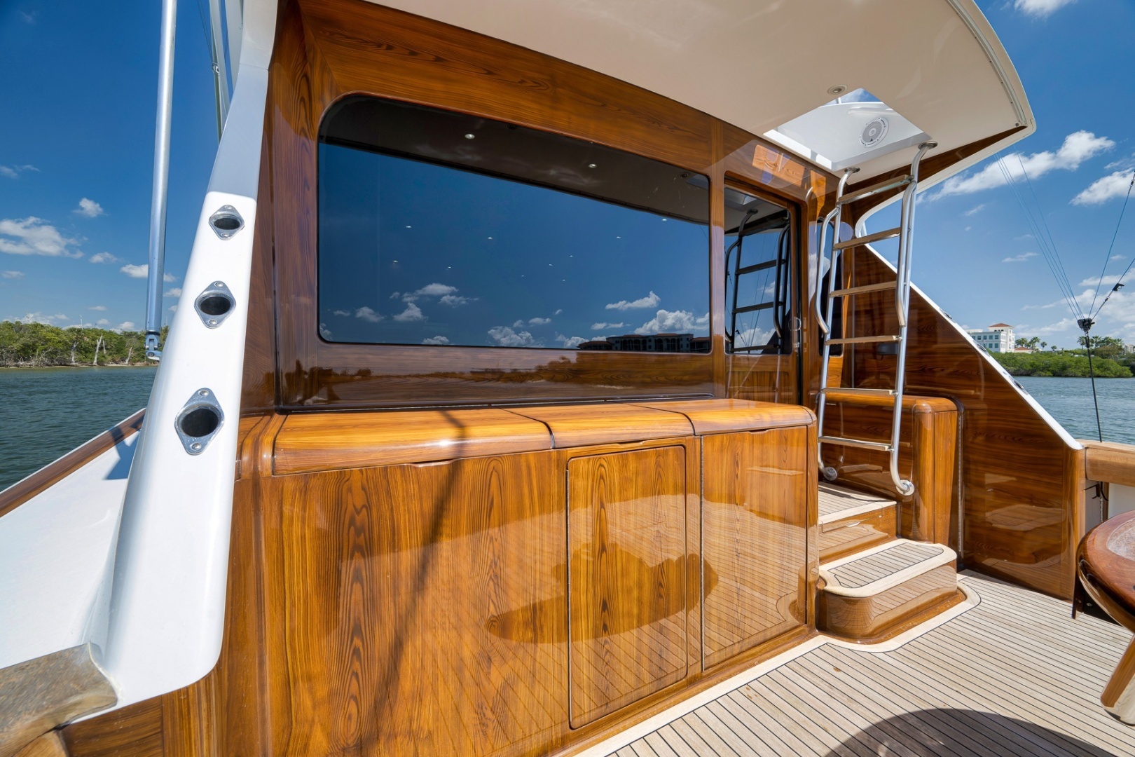 2003 Viking 52 Convertible - Image 22