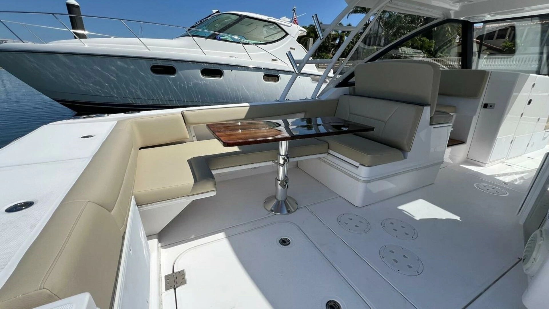 2019 Everglades 340 Dual Console - Image 19