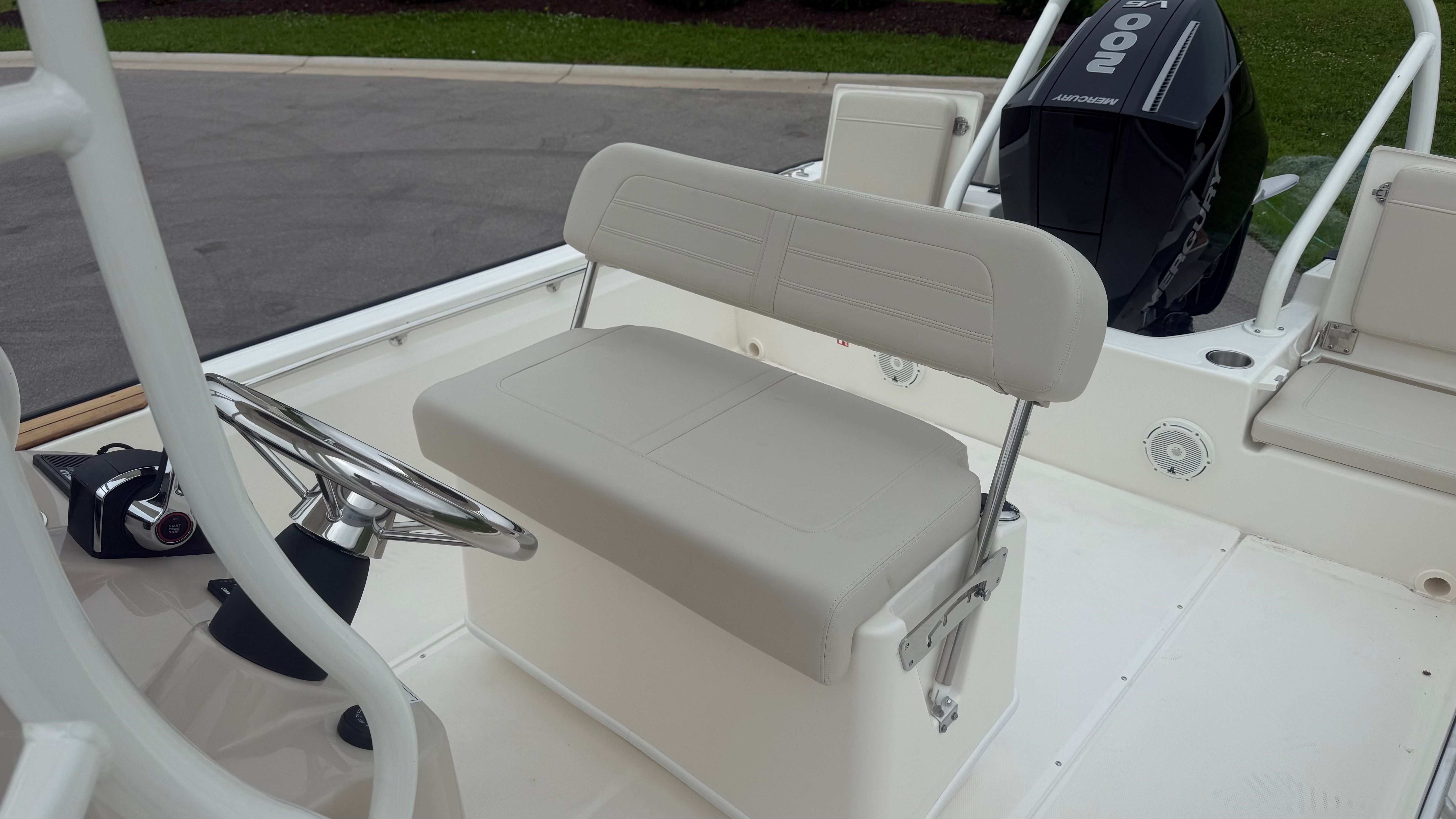 2026 Boston Whaler 210 Montauk - 8