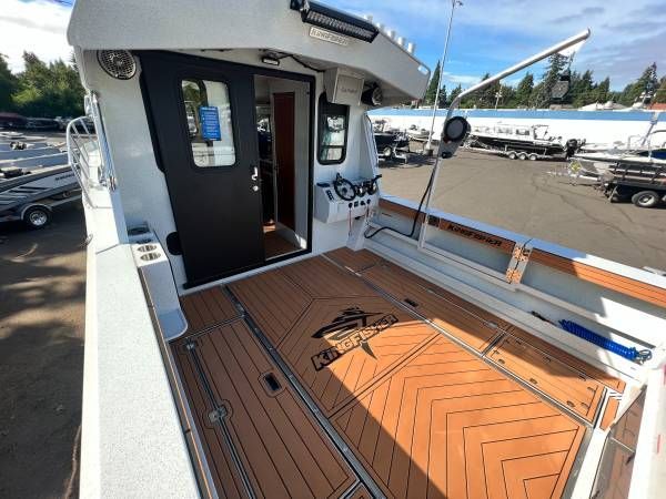 2022 KingFisher 3425 GFX Offshore - 11
