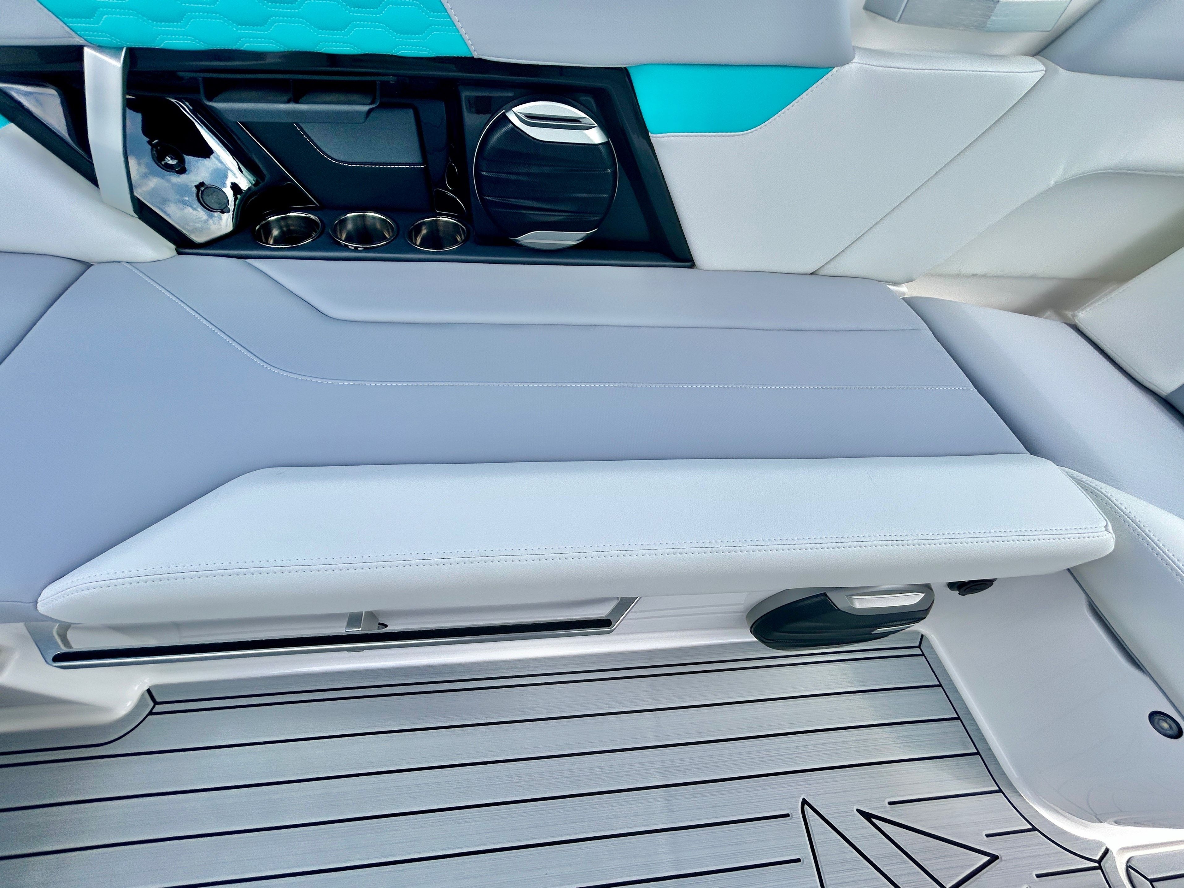 2026 MasterCraft XT22 - 38