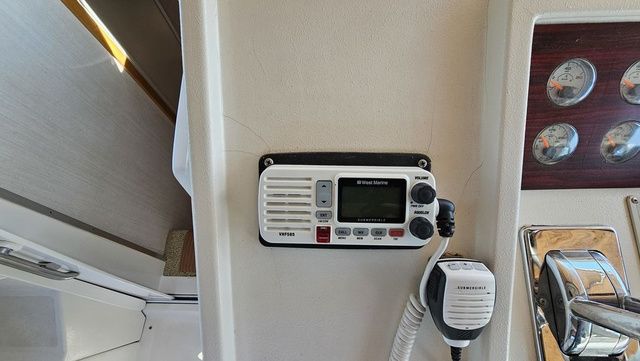 1995 Cruisers Yachts 3775 Esprit - 17