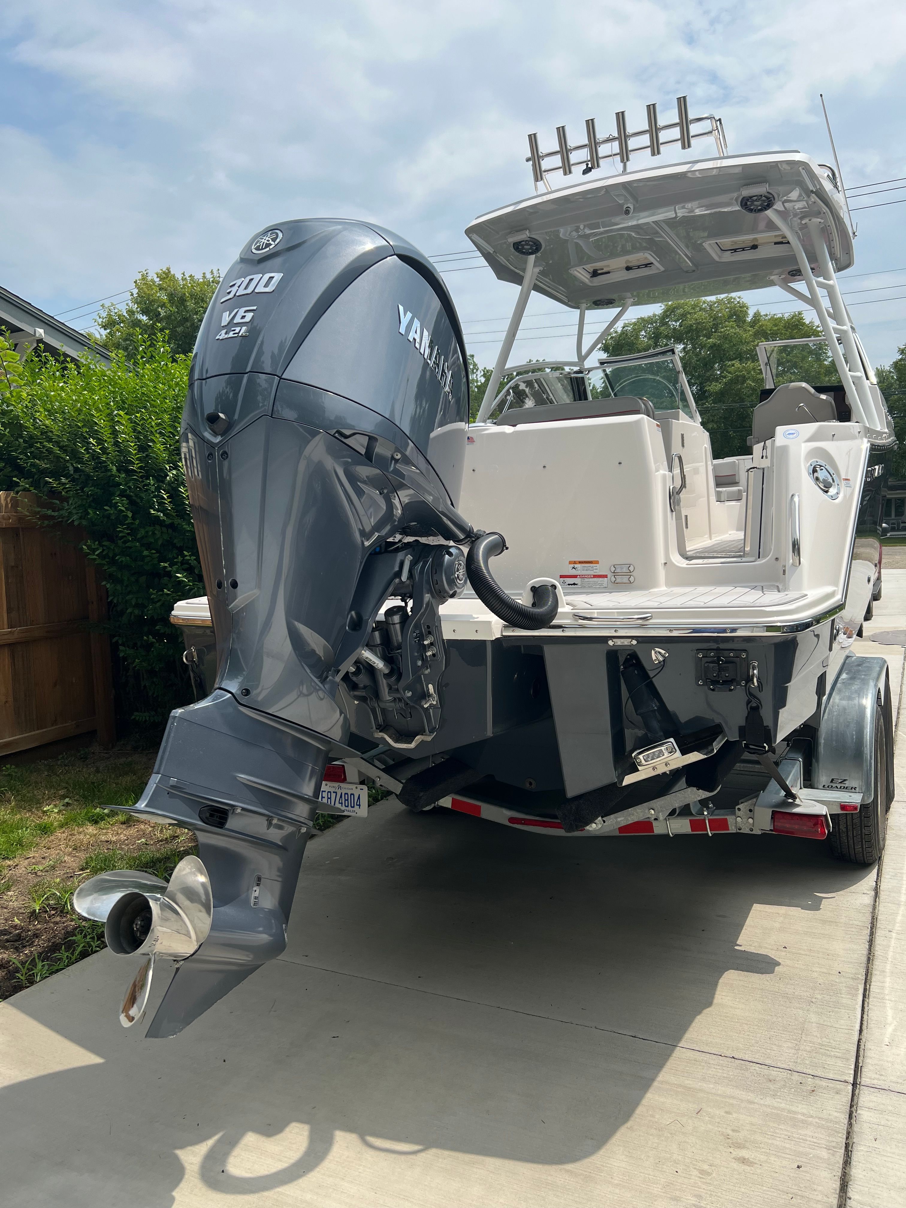 2023 Solara S 250DC boat with Yamaha outboard motor.