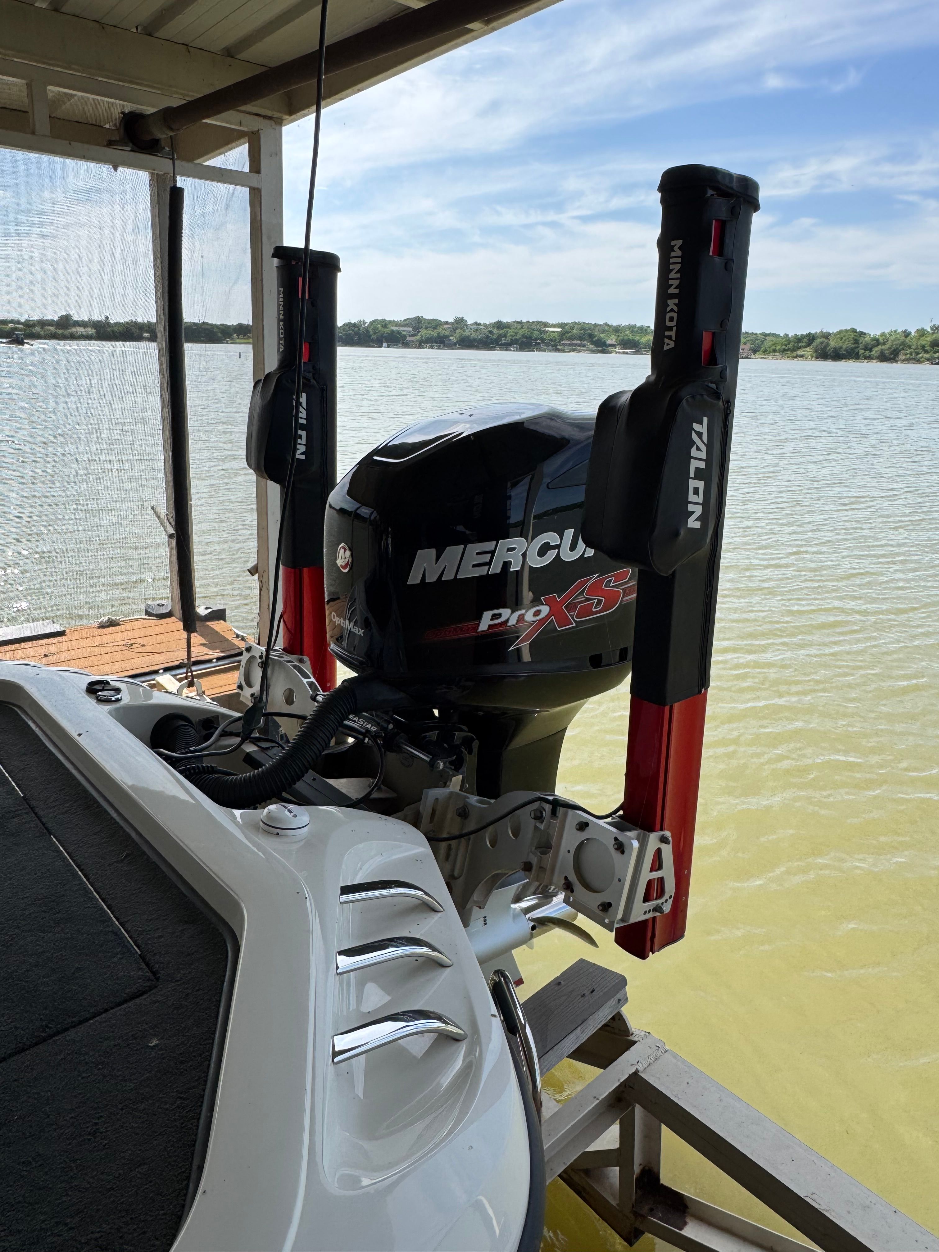 Ranger Z521 Comanche 2015 with Mercury Pro XS engine by the lake.